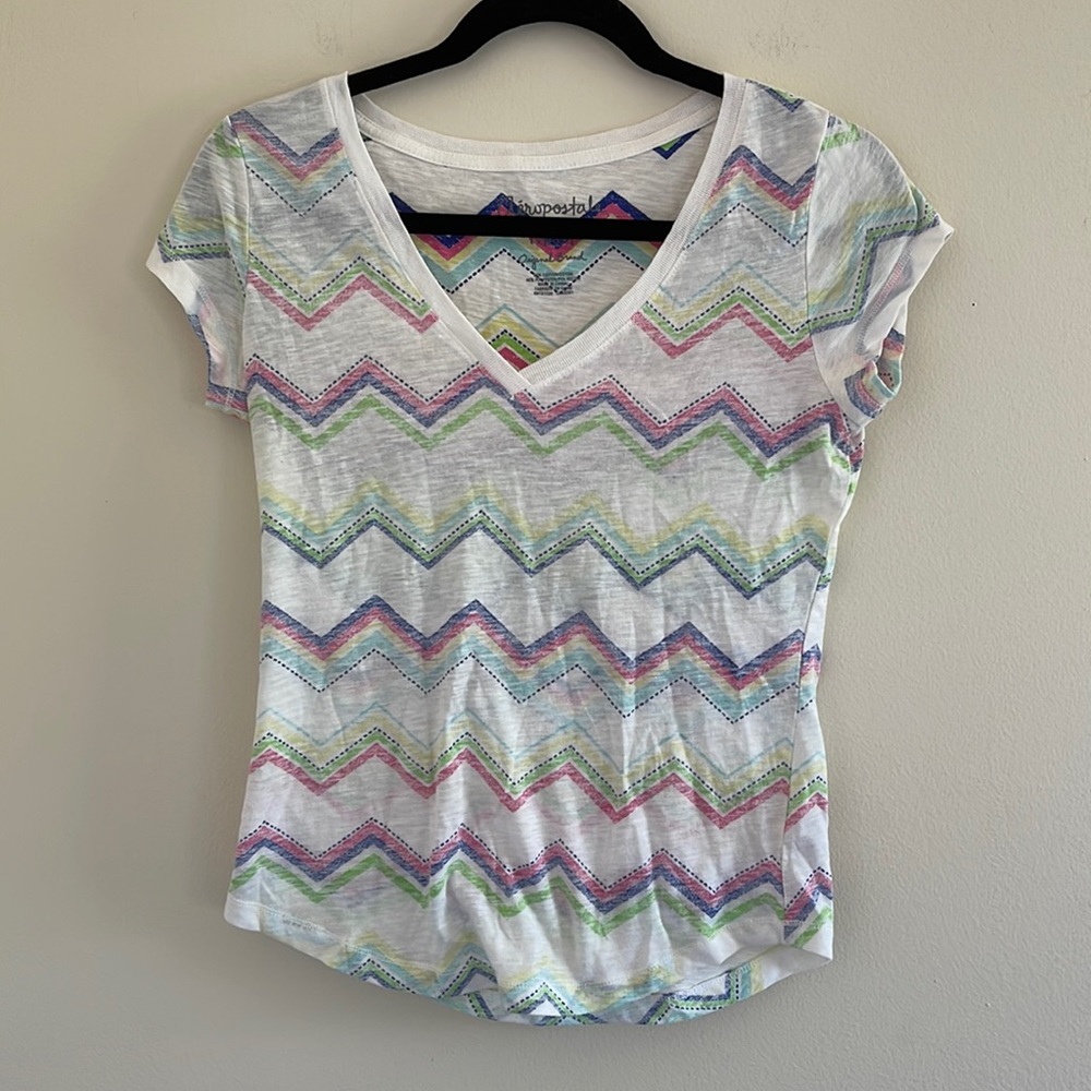 Aeropostale V-Neck Zig Zag Pattern Top!